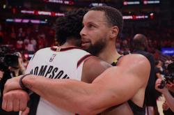 爱游戏体育-关于库里回归赛场，赛事规则更新首场状态亮眼，热火观众沸腾！的信息