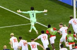 爱游戏- 费德勒在加拿大队比赛中反败为胜，锐不可当引发热议！比赛高潮迭起